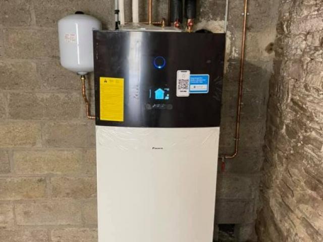 Pompe a chaleur Daikin Altherma 8kw avec production d’eau chaude 180 litres 